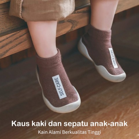 Kaus kaki dan sepatu anak-anak