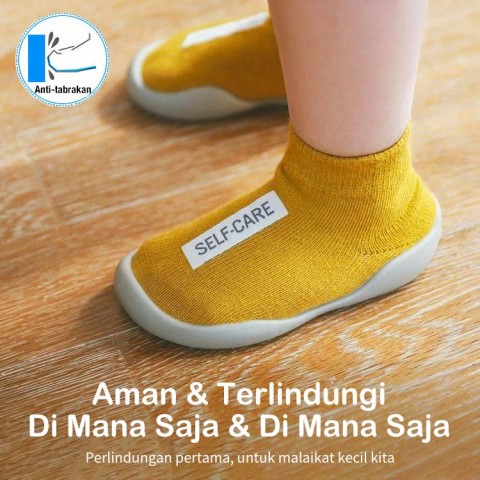 Kaus kaki dan sepatu anak-anak