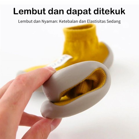 Kaus kaki dan sepatu anak-anak